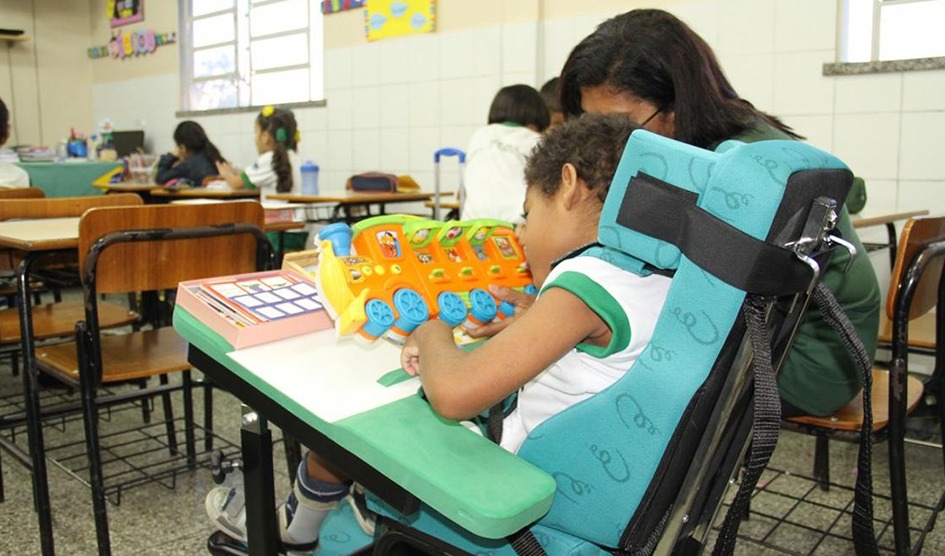 Cuidadora e estudante em sala de aula